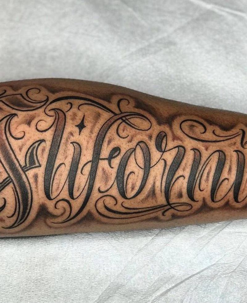 California纹身图片_腿部花体字纹身图案