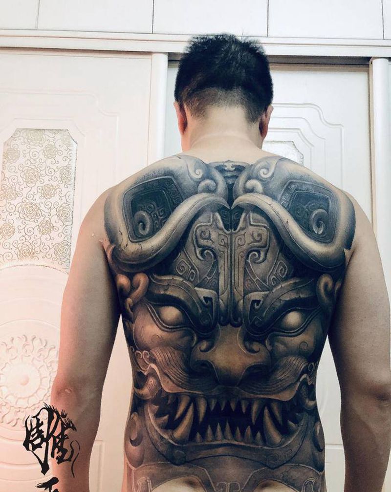 饕餮纹纹身图片_背部新传统欧美写实纹身图案