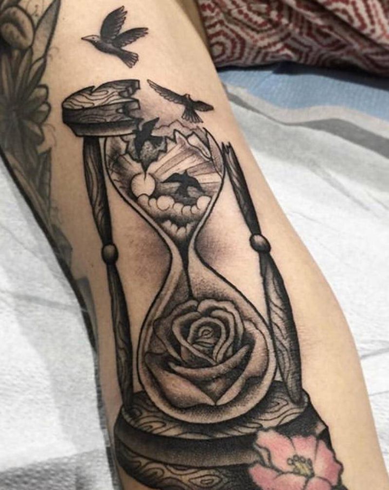 沙漏加飞鸟纹身图片_手臂腿部欧美写实沙漏鸟纹身图案
