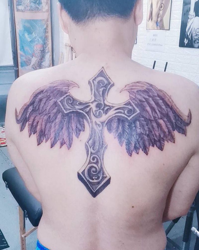 十字架翅膀纹身图片_背部欧美写实图腾纹身图案