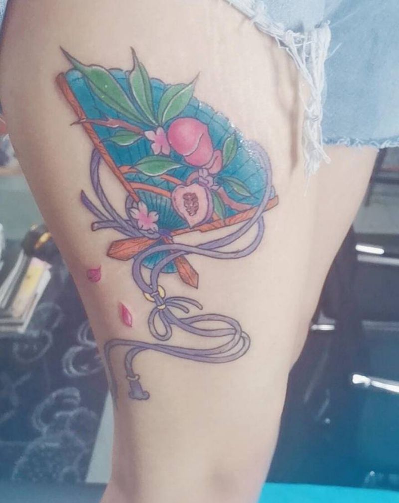 扇子纹身图片_腿部水彩新传统纹身图案