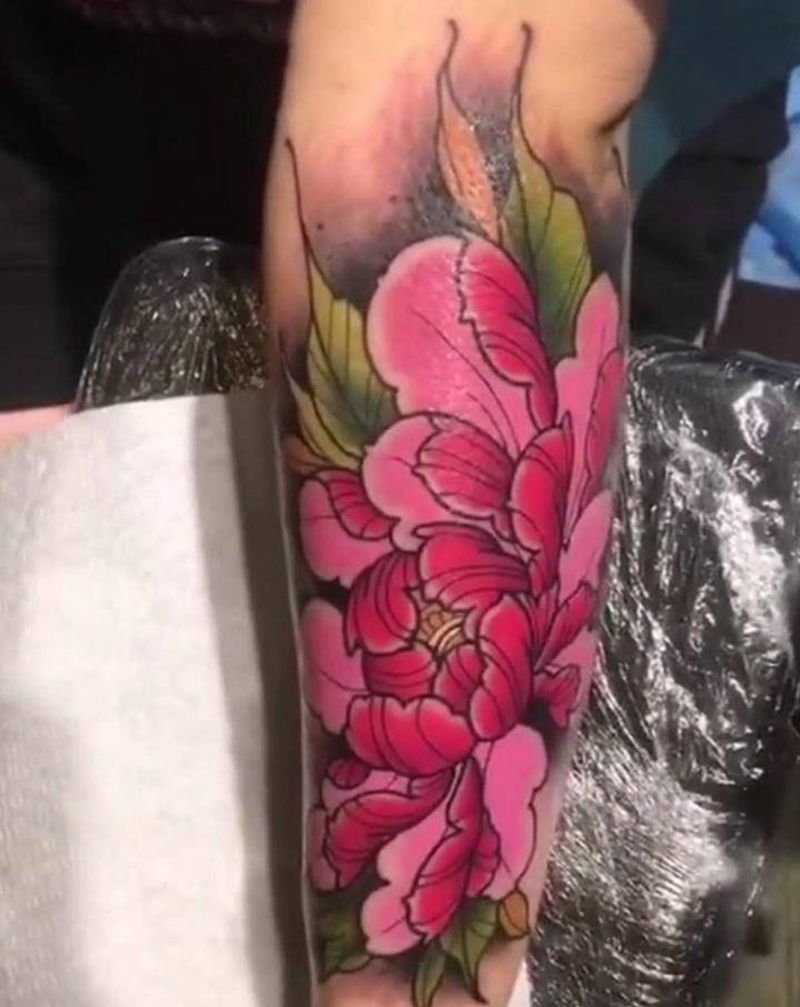 牡丹纹身图片_手臂新传统水彩纹身图案