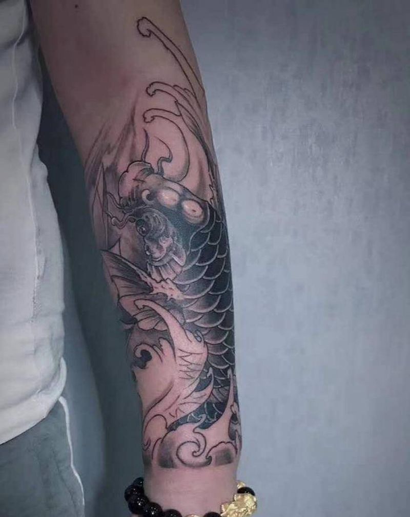 锦鲤纹身图片_手臂新传统老传统纹身图案