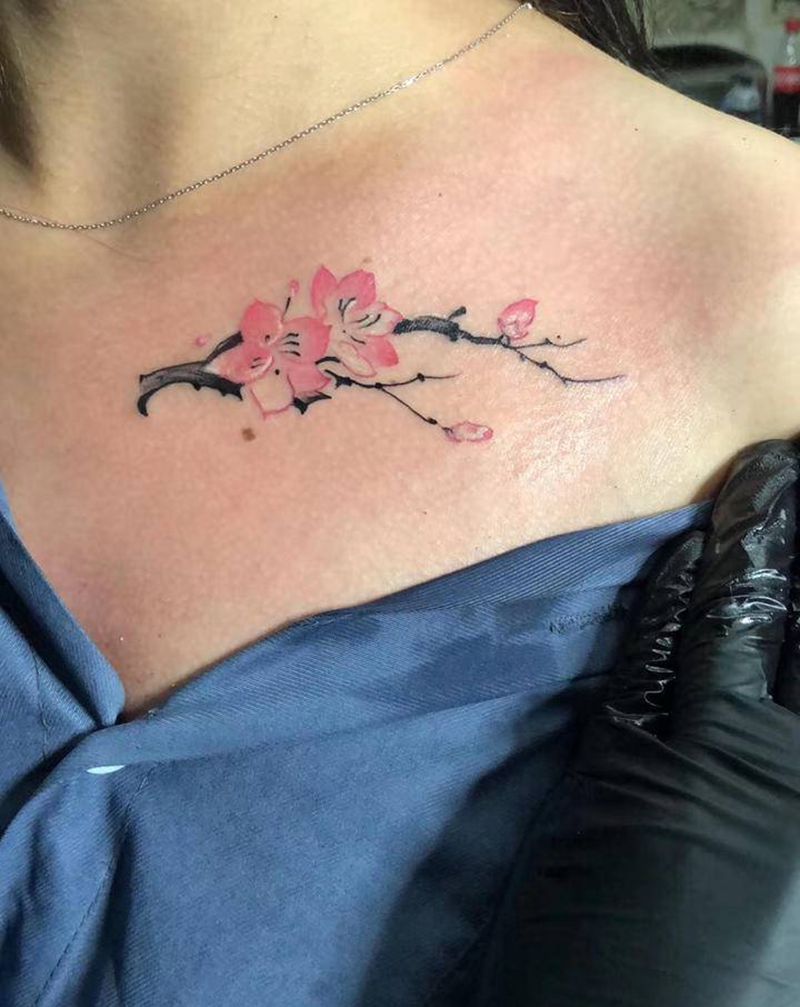 梅花纹身图片_胸部新传统水彩纹身图案