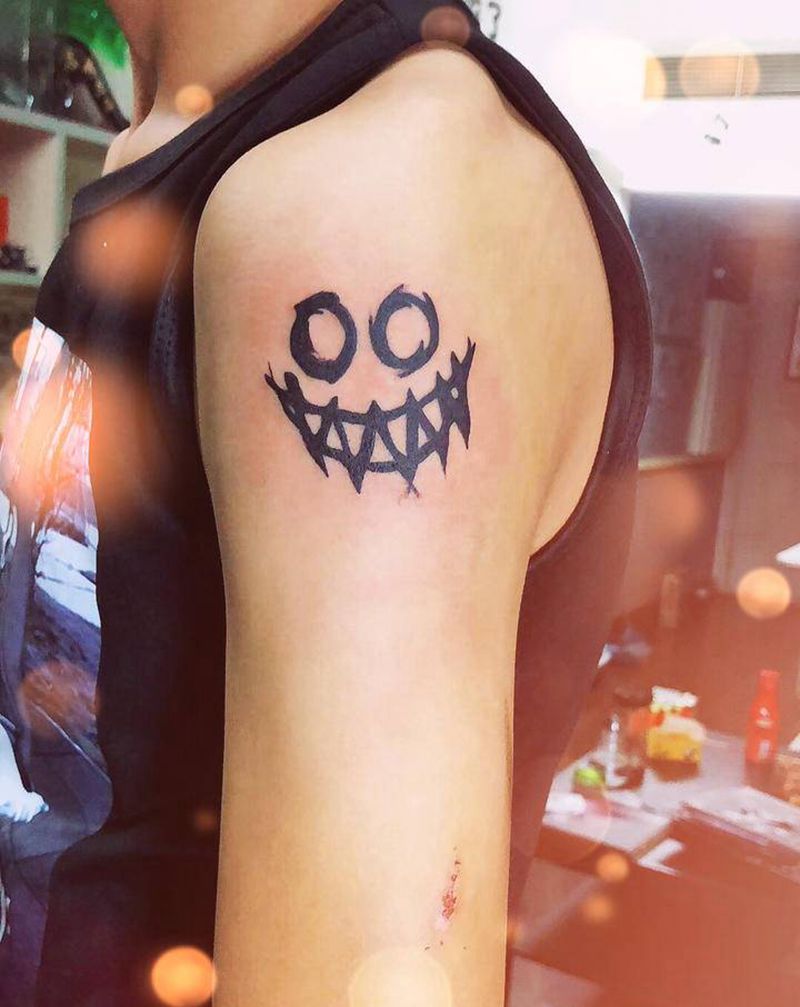 鬼脸纹身图片_肩部几何纹身图案