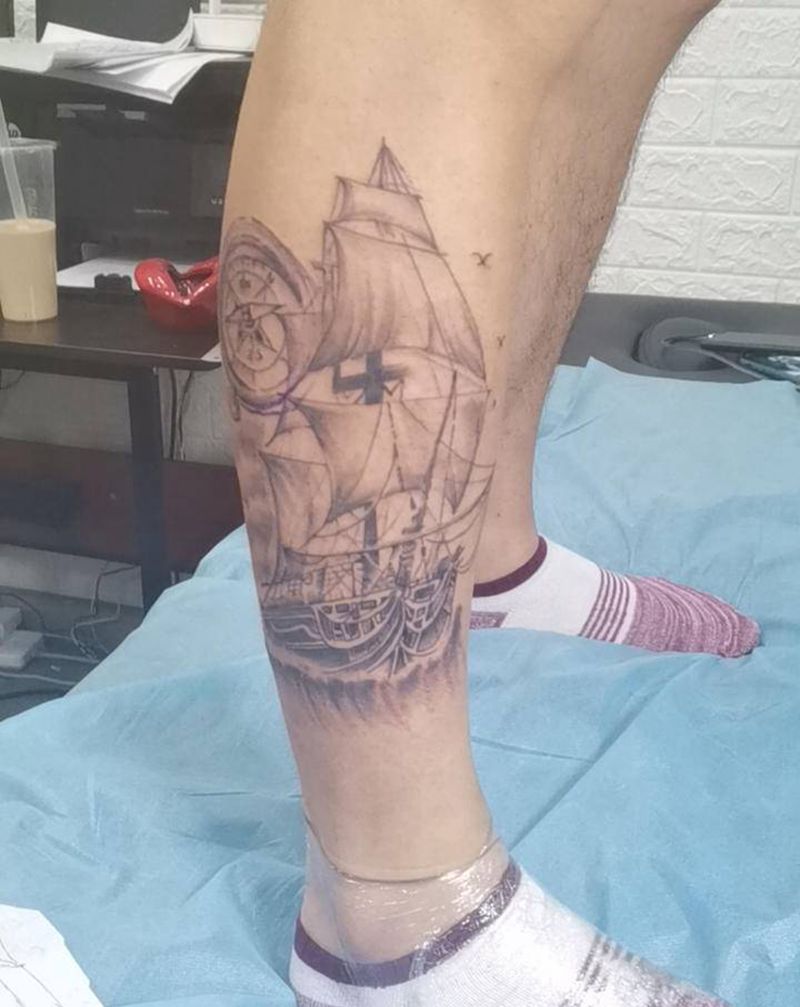 船纹身图片_腿部欧美写实纹身图案