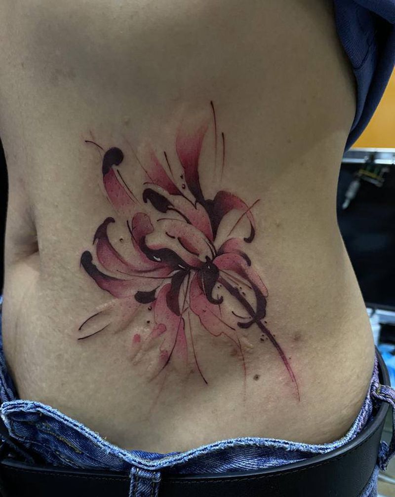彼岸花纹身图片_腹部水墨纹身图案