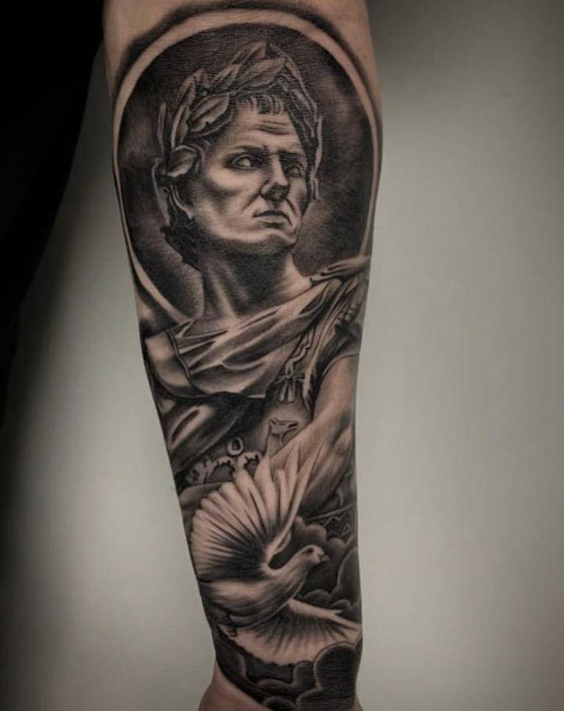 黑灰作品-凯撒纹身图片_手臂欧美写实凯撒帝王纹身图案