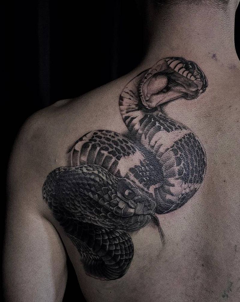 暗黑美杜莎满背纹身图片_背部欧美写实纹身图案