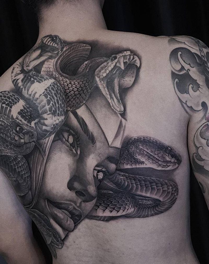 满背美杜莎进度纹身图片_背部欧美写实纹身图案