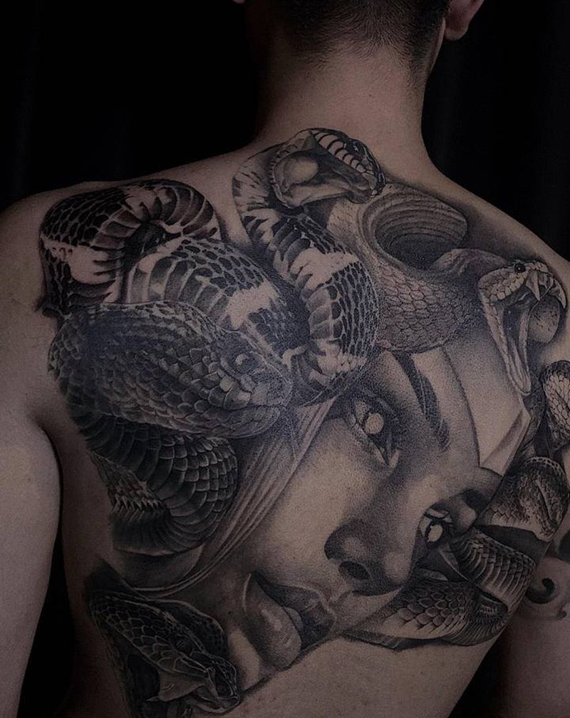 满背美杜莎进度纹身图片_背部欧美写实纹身图案