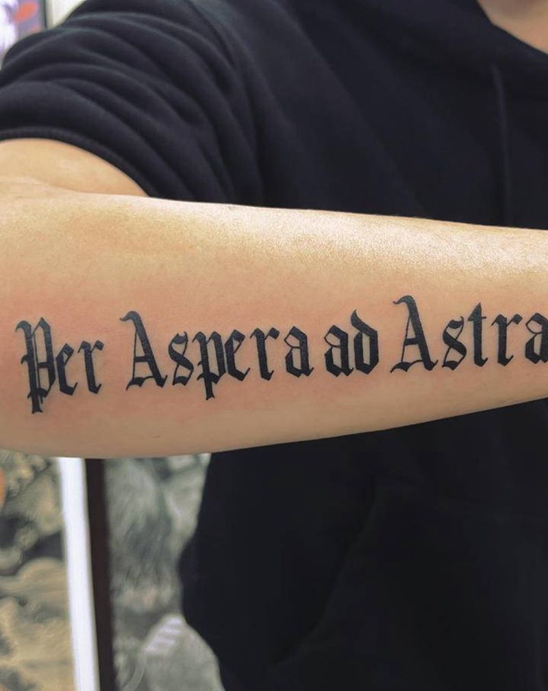 手臂哥特英文纹身图片_手臂纹身图案