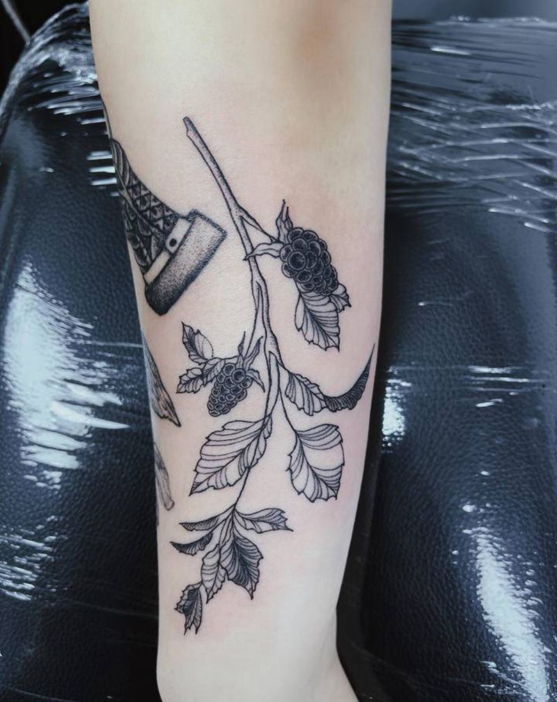 桑葚枝纹身图片_手臂纹身图案