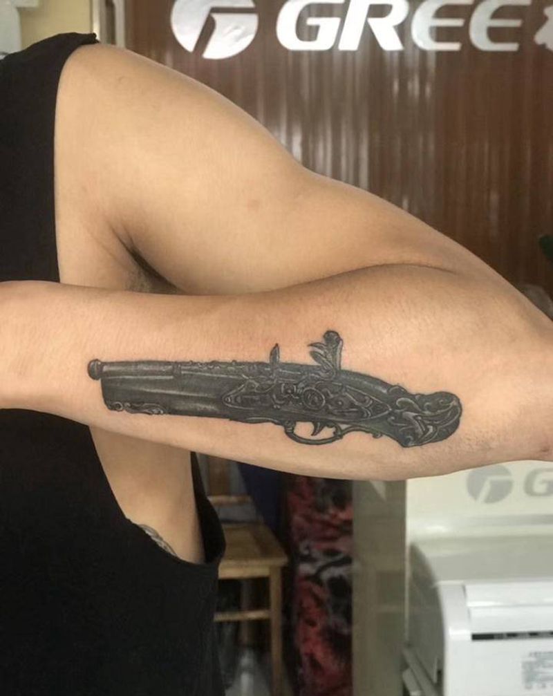 写实火枪纹身图片_手臂纹身图案