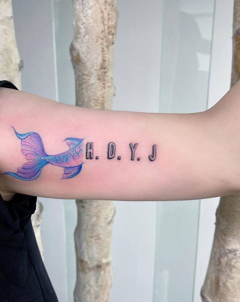 鱼尾英文小清新纹身图片_手臂纹身图案
