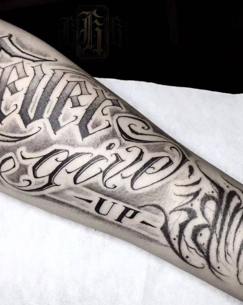 六字箴言花体字纹身图片_手臂纹身图案