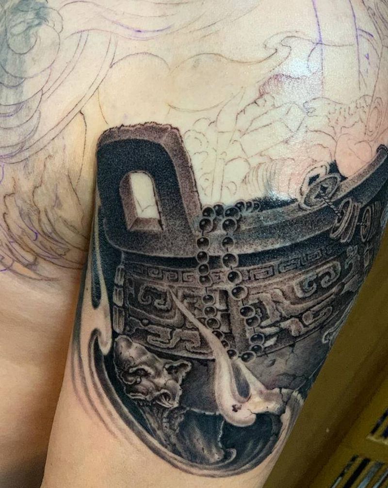 聚宝盆纹身图片_肩部手臂新传统点刺纹身图案