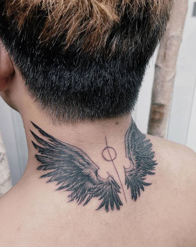 后颈翅膀纹身图片_颈部纹身图案