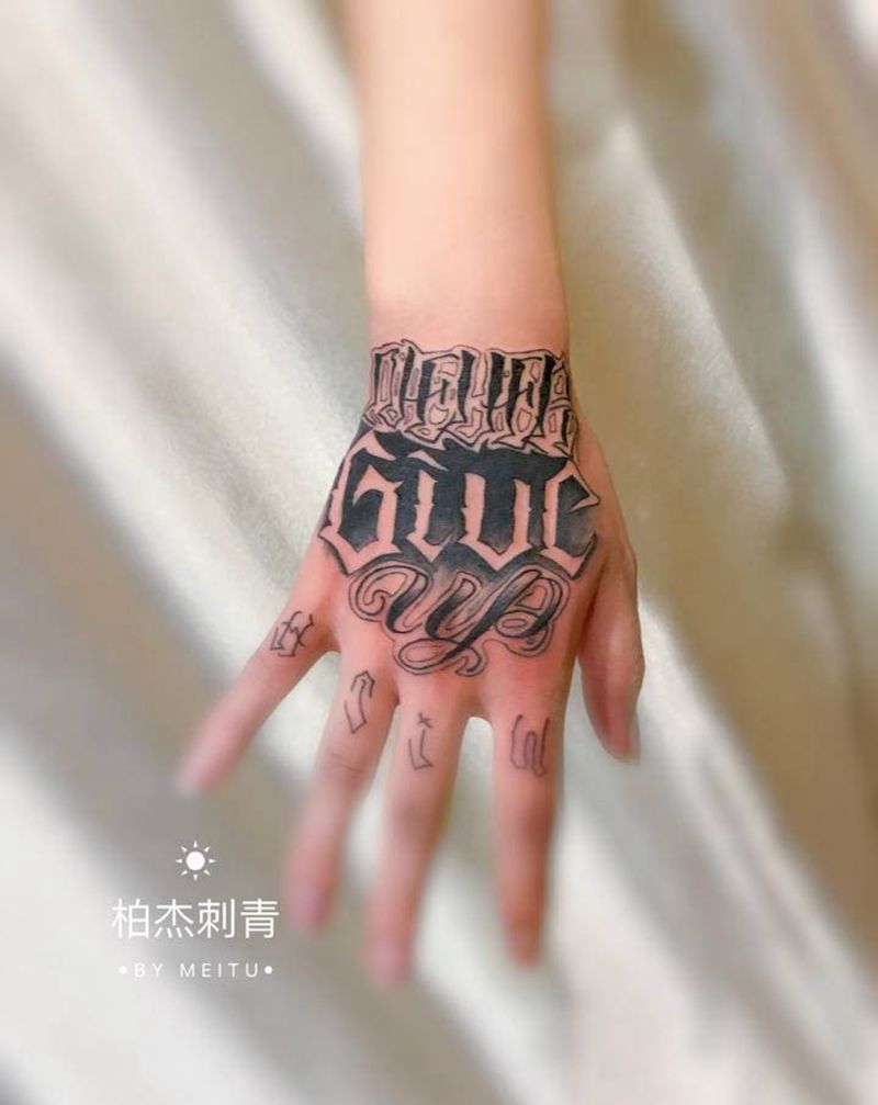 花体字纹身图片_手部花体字纹身图案