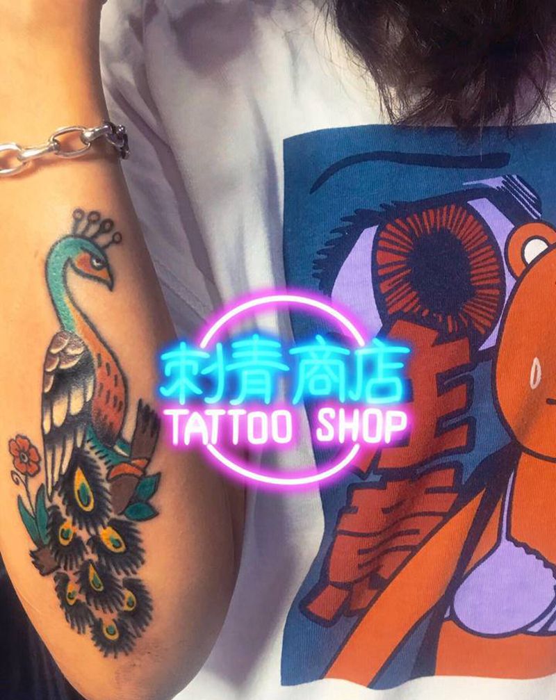 孔雀纹身图片_手臂Old School纹身图案