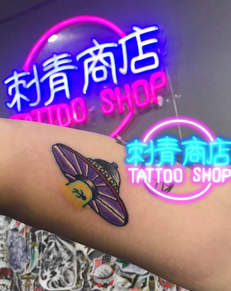 小飞碟纹身图片_Old School纹身图案