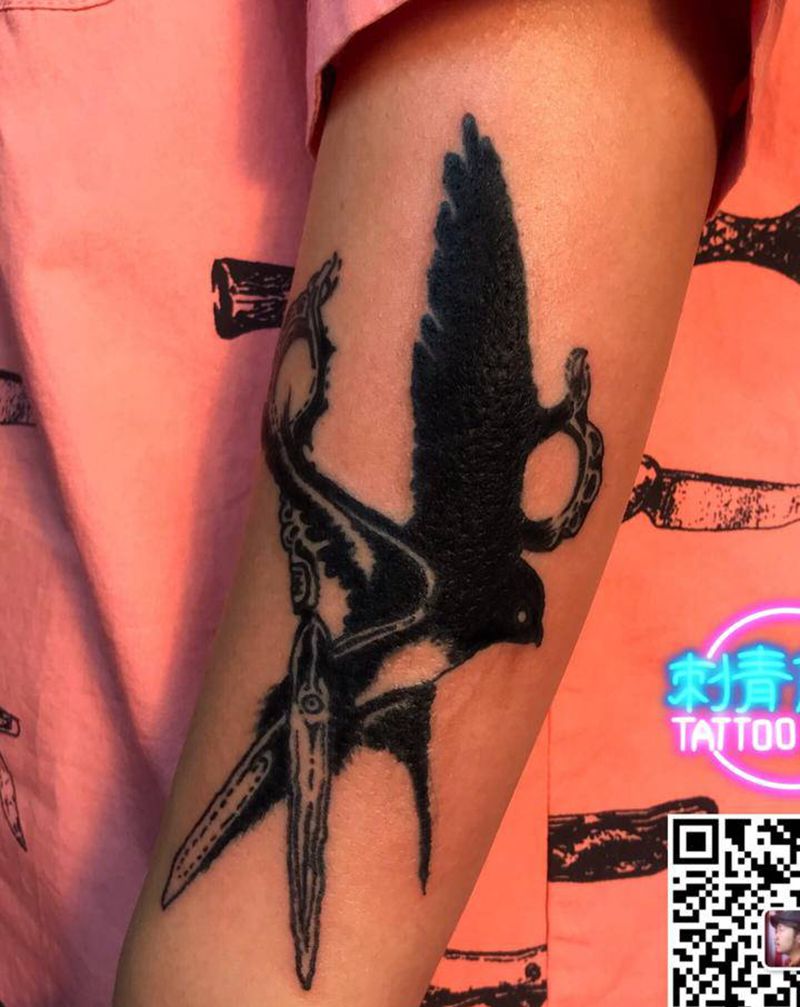 暗黑鸟纹身图片_手臂纹身图案