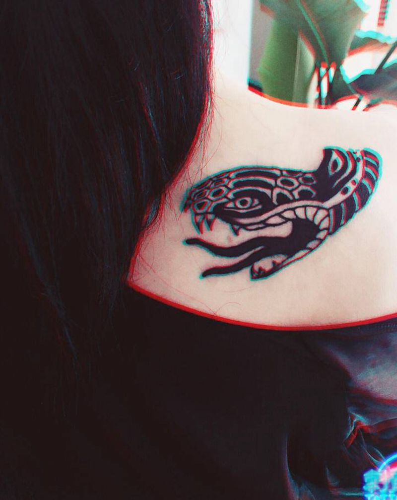 oldschool蛇头纹身图片_背部Old School纹身图案