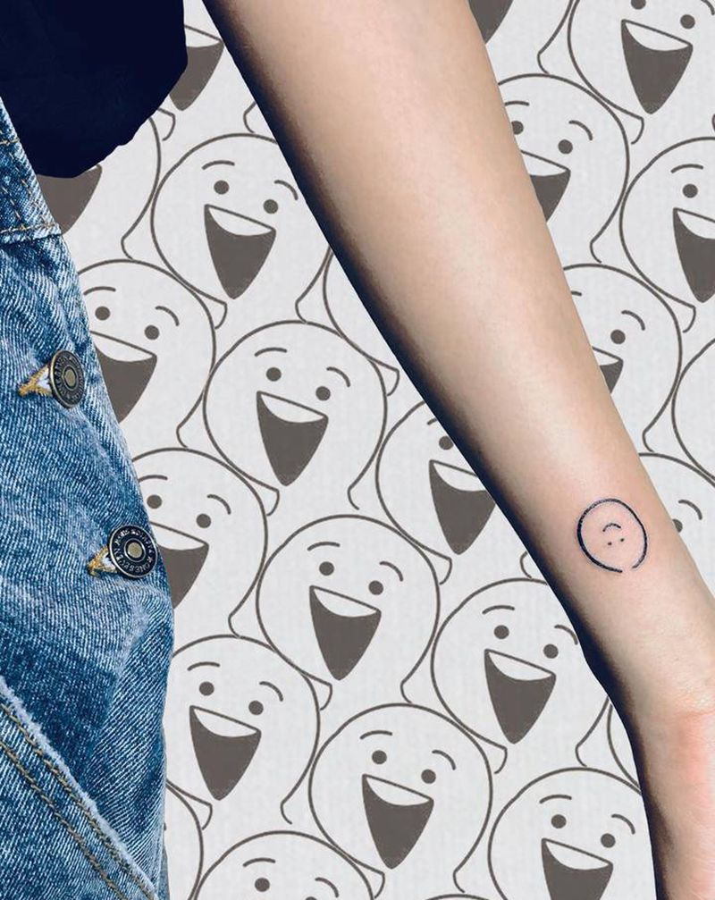 小清新笑脸纹身图片_手臂线条纹身图案