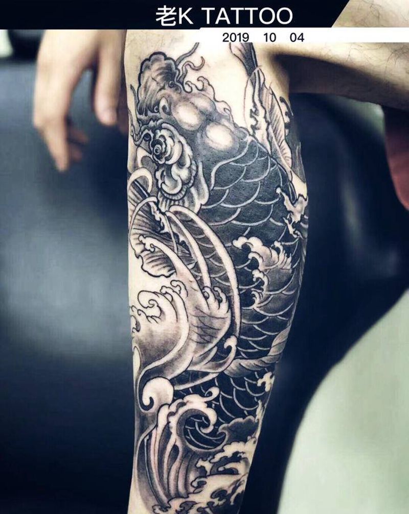 鲤鱼纹身图片_腿部纹身图案