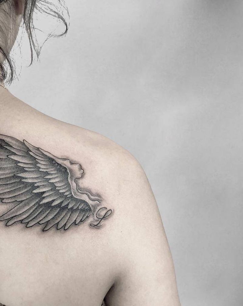 你是我的方向纹身图片_肩部清新翅膀纹身图案