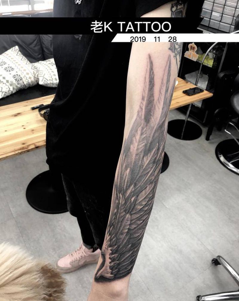 羽毛翅膀纹身图片_手部欧美写实纹身图案