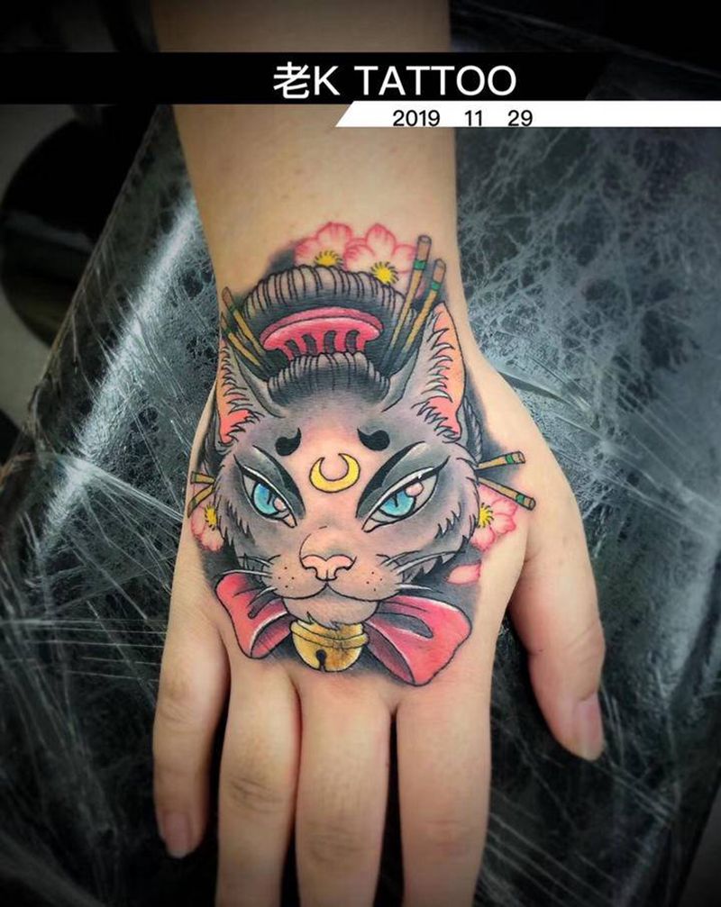 手背-艺妓猫咪纹身图片_手部New School纹身图案