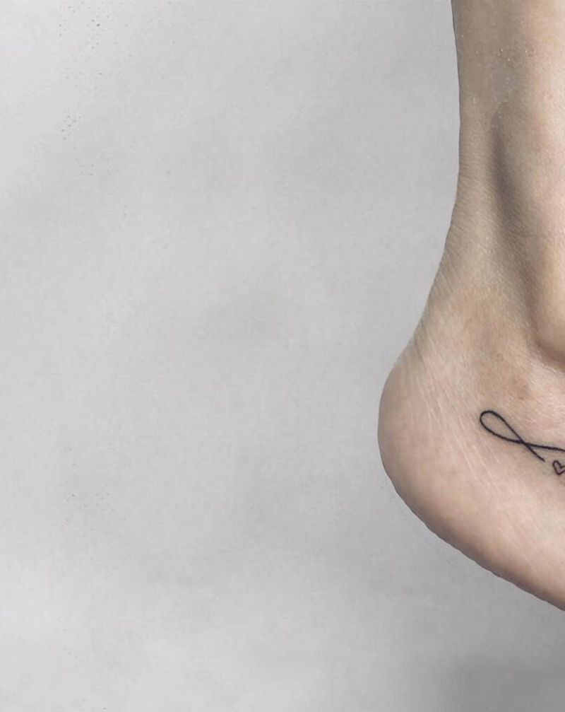 无限循环♾纹身图片_脚部小清新线条纹身图案