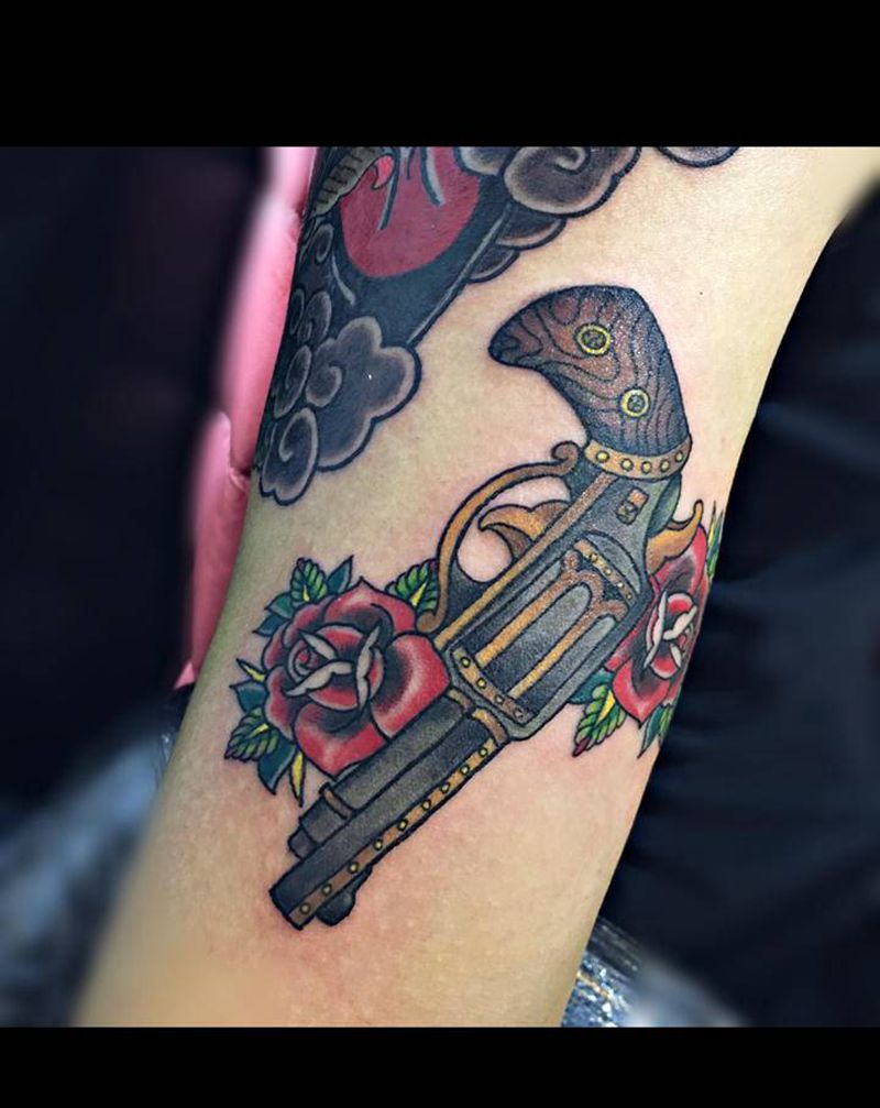 手枪玫瑰纹身图片_手臂纹身图案