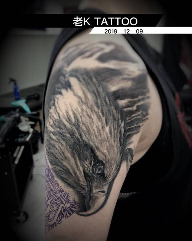 鹰头纹身图片_手臂欧美写实纹身图案