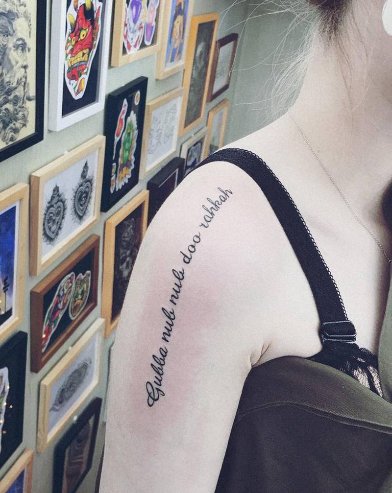 肩膀小英文纹身图片_肩部纹身图案