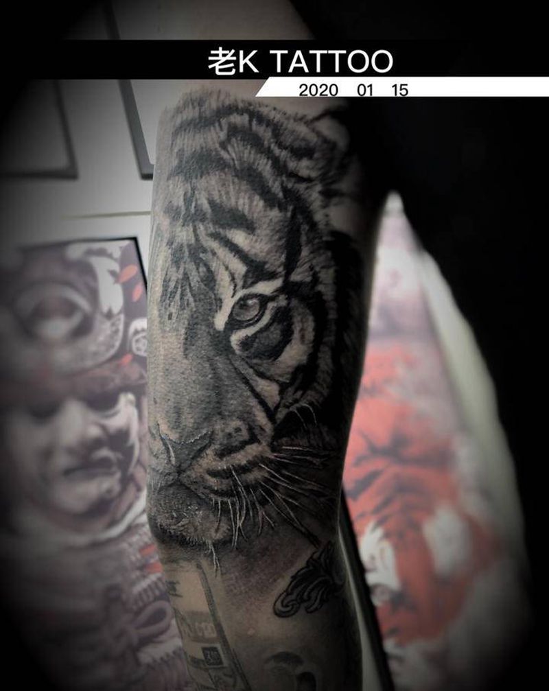 小老虎纹身图片_手臂欧美写实纹身图案
