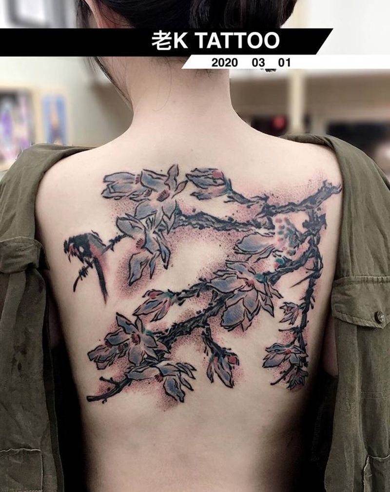 蓝色玉兰花纹身图片_背部水墨遮盖纹身图案