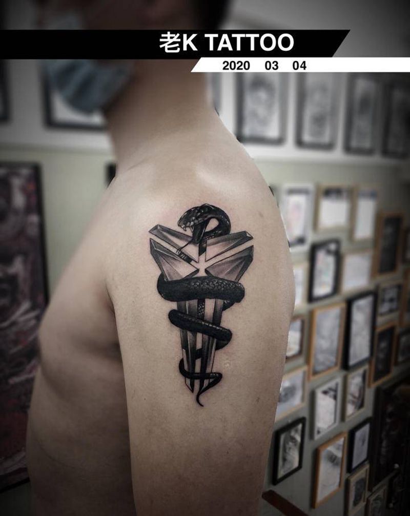 黑曼巴纹身图片_手臂欧美写实纹身图案