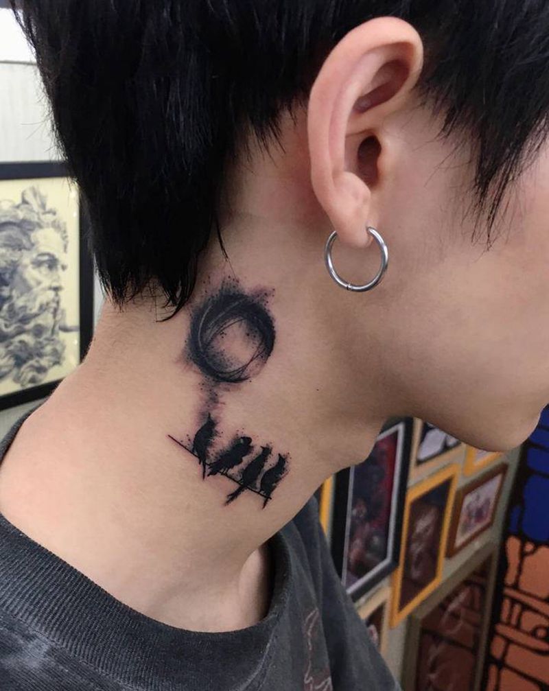 脖子小图纹身图片_颈部纹身图案