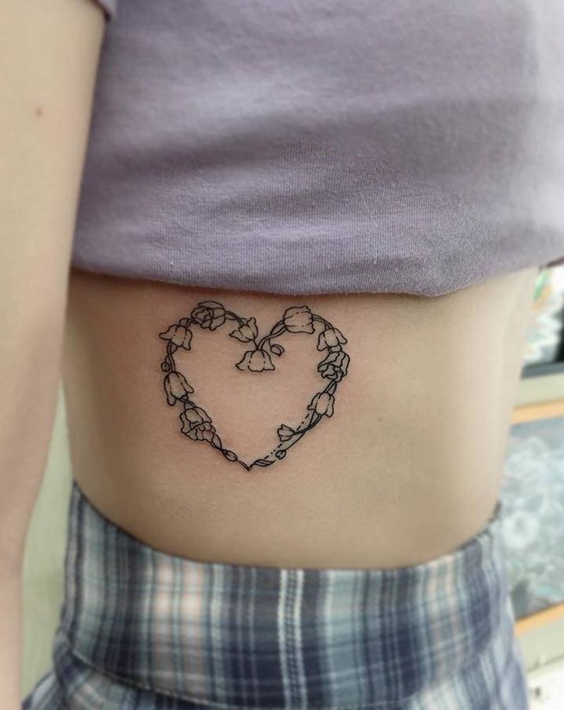 小清新花环纹身图片_腹部纹身图案