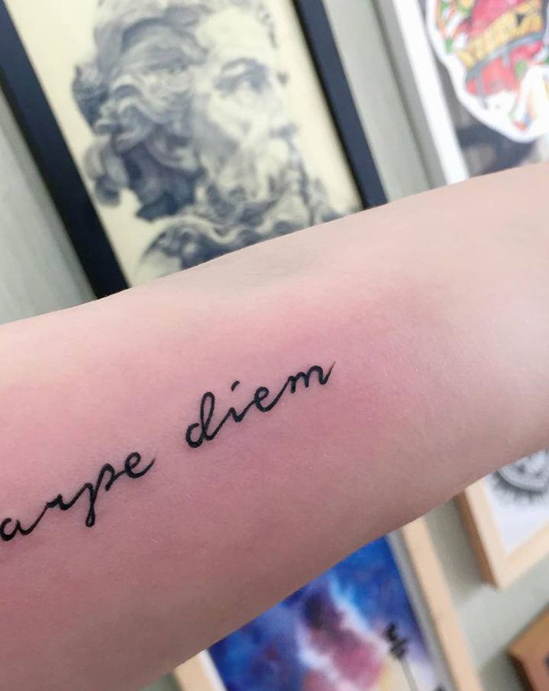 及时行乐纹身图片_手臂纹身图案