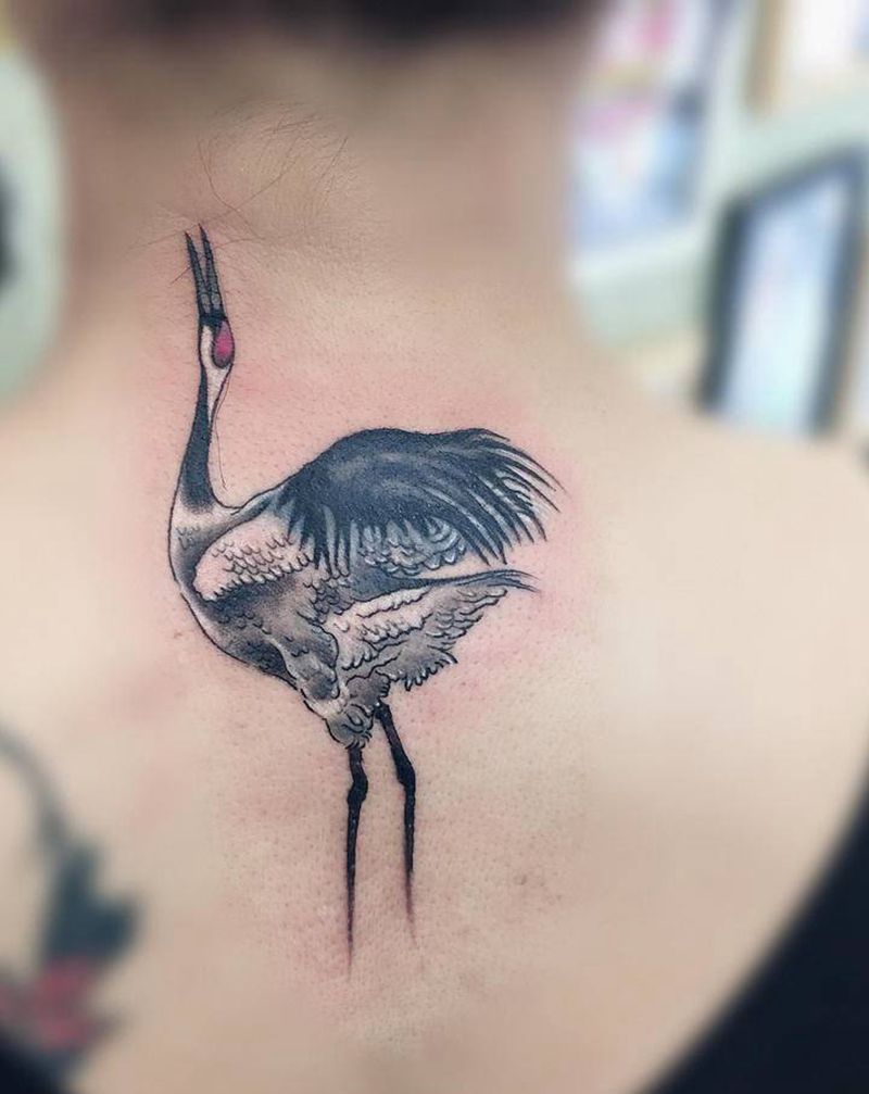 小仙鹤遮盖纹身图片_颈部背部纹身图案