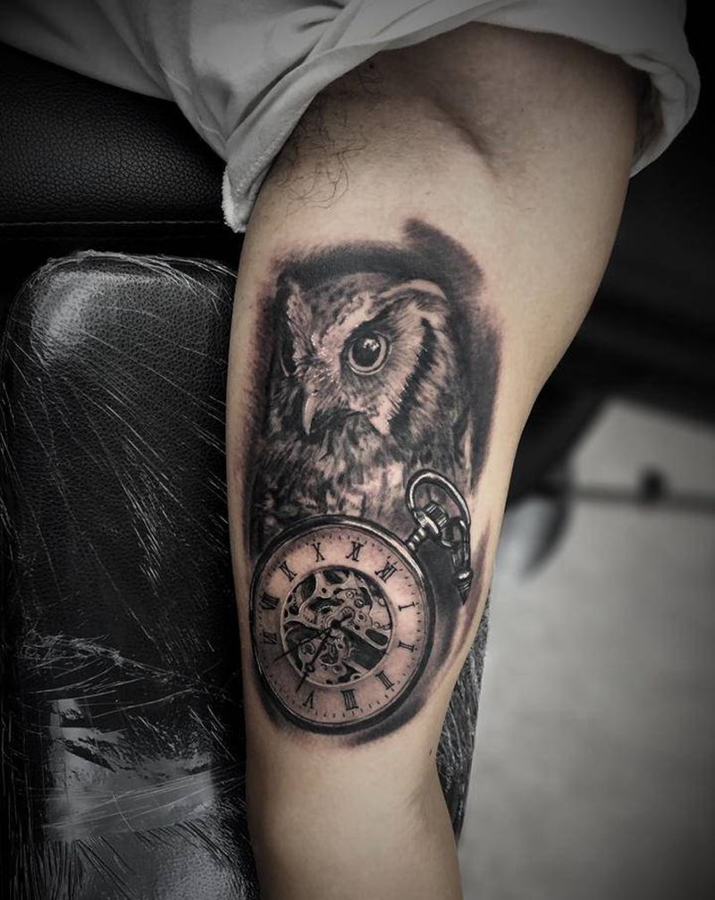 猫头鹰时钟纹身图片_手臂欧美写实纹身图案