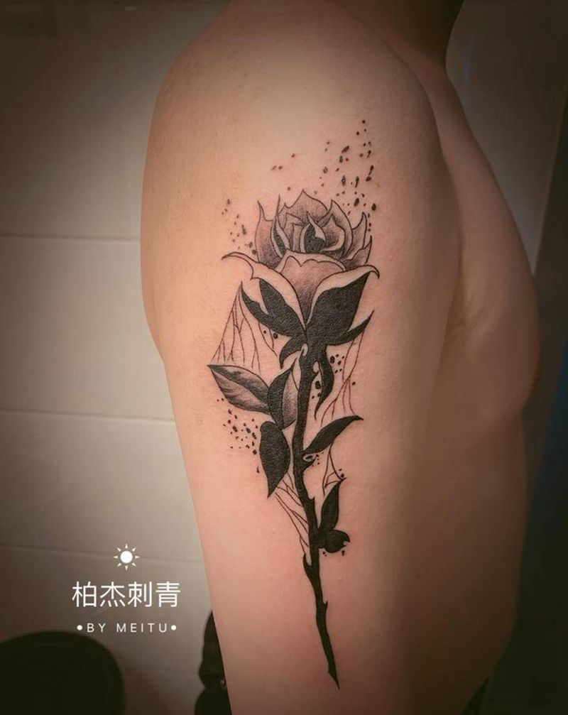 玫瑰纹身图片_手臂水墨新传统纹身图案