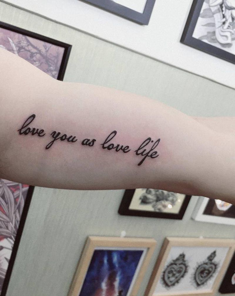 大臂英文纹身图片_手臂纹身图案