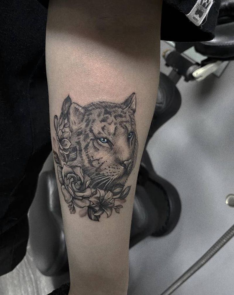 清新小老虎纹身图片_手臂点刺欧美写实纹身图案