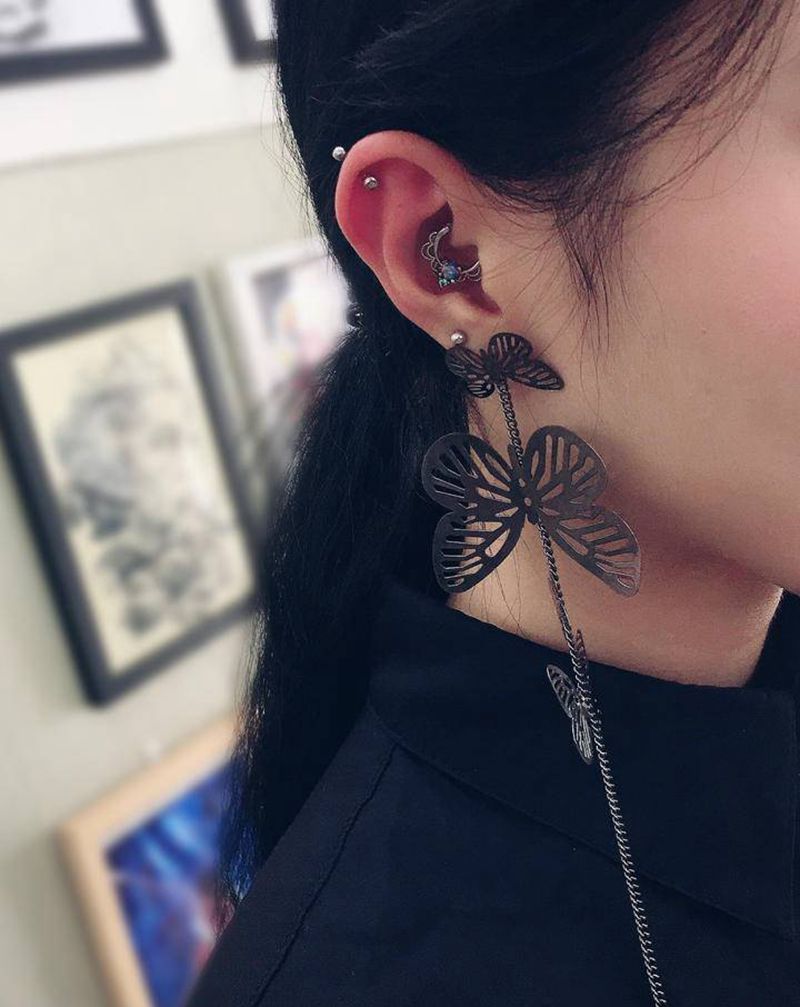 耳朵穿孔纹身图片_穿孔纹身图案