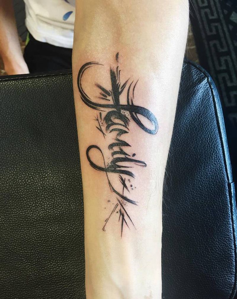 花体字纹身图片_手臂水墨花体字纹身图案