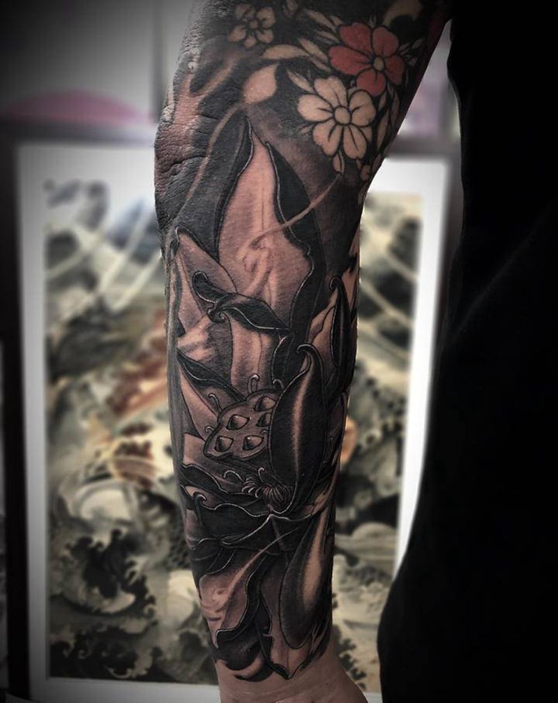 荷花纹身图片_手臂新传统纹身图案